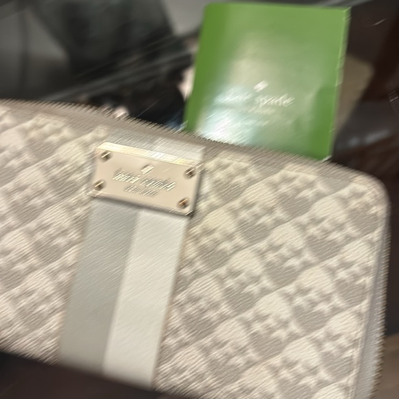 EUC Large Kate Spade zipper wallet gray/cream. - Picture 4 of 14